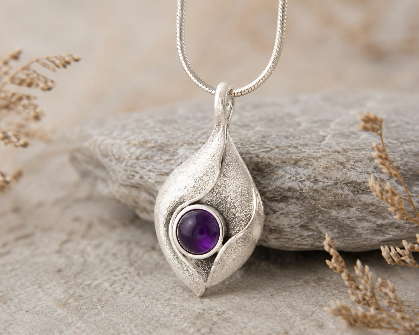 Silberanhänger in Blattform mit Amethyst