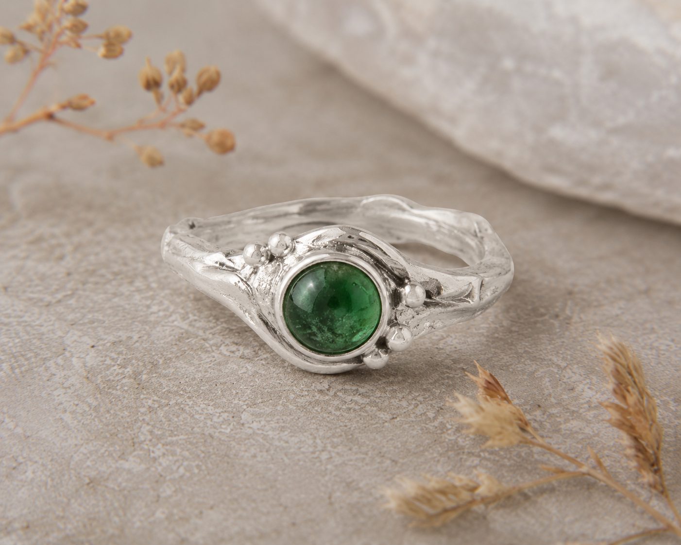 Individuell gestalteter Ring mit grünem Stein